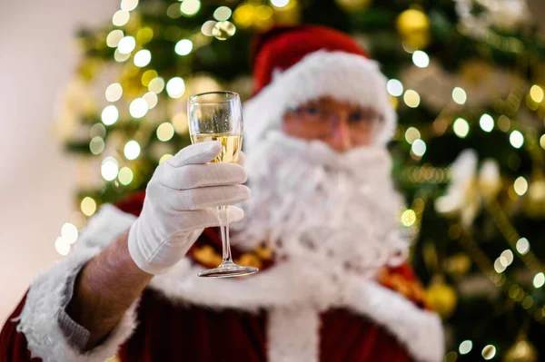 Foto Babbo Natale Felice Occhiali Con Mano Bicchiere Champagne — Foto Stock