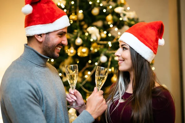 Pár Skleniček Šampaňským Které Společně Slaví Vánoční Zimní Prázdniny Přeje — Stock fotografie