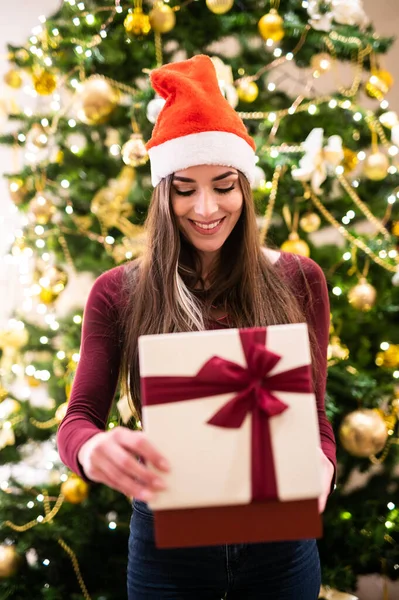 Gelukkig Meisje Opwinding Opening Kerstdoos — Stockfoto