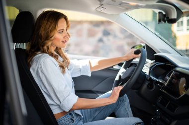 Arabasını süren genç bayan.