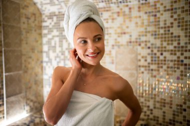 Türk hamamında dinlenen kadın