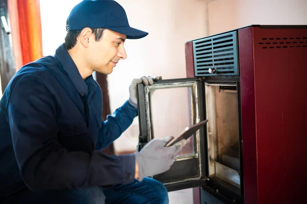 Technician Maintaining Pellet Stow Heater — Stock Photo, Image
