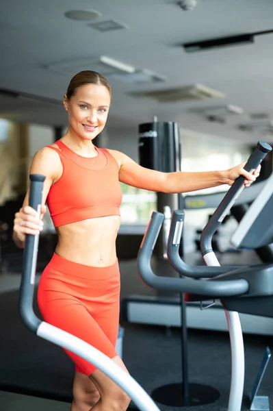 Woman Exercising Gym Elliptical Cross Trainer — Zdjęcie stockowe