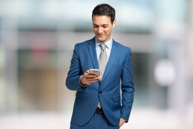 Cep telefonunu kullanan bir iş adamının portresi