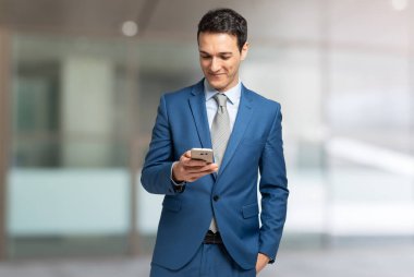 Cep telefonu kullanan bir iş adamının portresi.