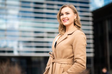 Modern bir şehir ortamında kendine güvenen genç bir bayan yönetici.