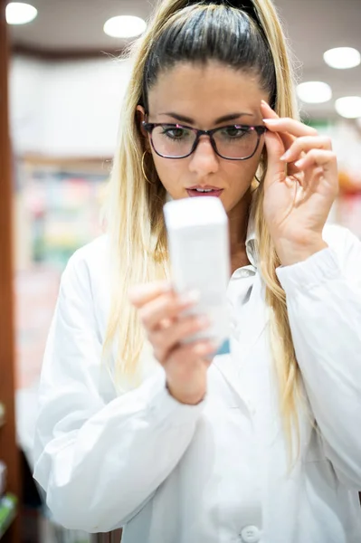 Young Female Pharmacist Analysing Product Her Store — Stock Photo, Image