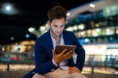 Onun tableti bir şehirde geceleri kullanan adam portresi