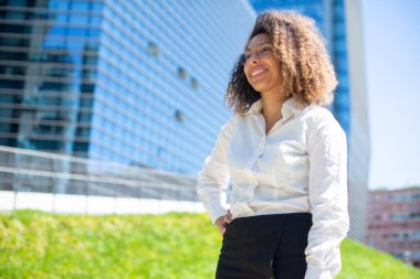 İş ortamında yürüyen Afrikalı Amerikalı bir iş kadınının portresi