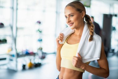 Eğitimden sonra spor salonunda dinlenen kadın.