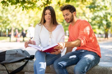 Öğrenci kitap okuma grubu