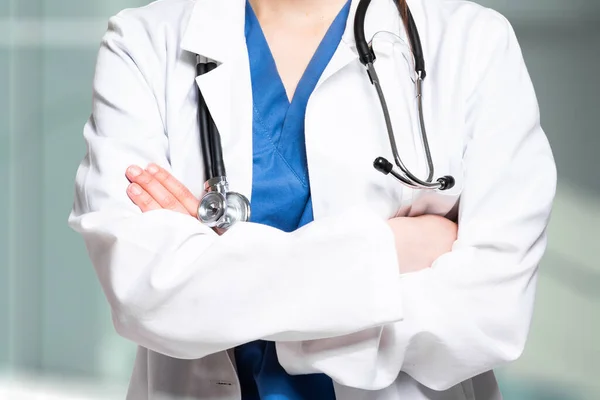 Closeup Unrecognisable Female Doctor Folded Arms — Stock Photo, Image