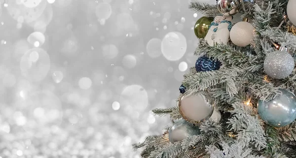 Árvore Natal Nevado Fundo Branco Brilhante Conceito Natal — Fotografia de Stock