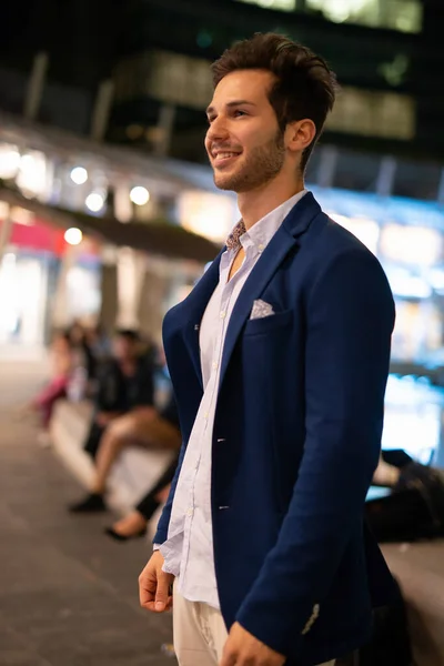 Usmívající Mladý Muž Kráčí Venku Noci Městě — Stock fotografie