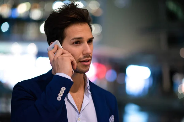Młody Przystojny Mężczyzna Rozmawia Przez Telefon Nocy — Zdjęcie stockowe