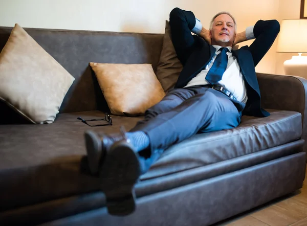 Podnikatel Relaxuje Doma Práci — Stock fotografie