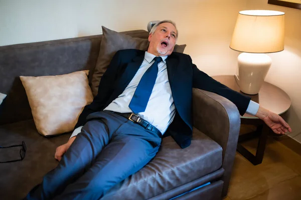 Toter Geschäftsmann Auf Der Couch Stress Und Erschöpfung — Stockfoto