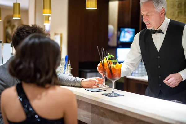 Bartendern Serverar Cocktails Till Ett Par Vid Bardisken — Stockfoto