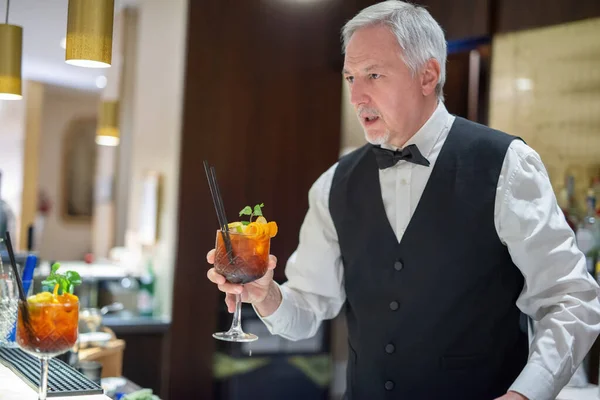 Expert Barman Servíruje Dva Koktejly — Stock fotografie