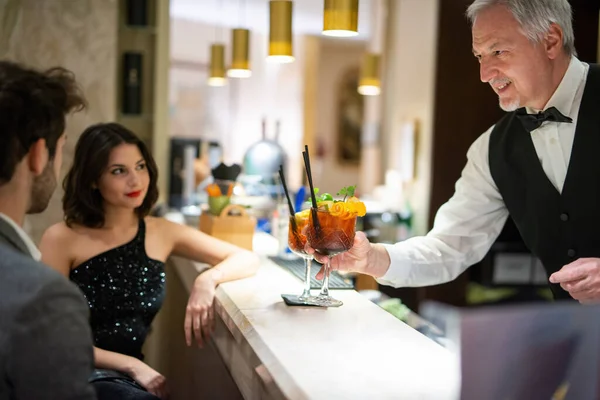 Barman Serveert Cocktails Aan Een Stel Aan Bar — Stockfoto