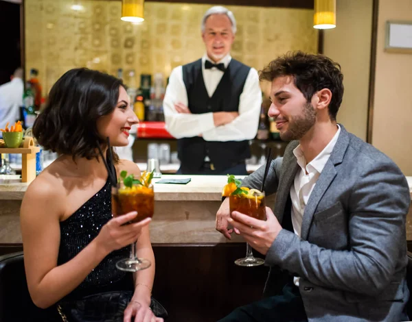 Barmen Bardaki Çifte Kokteyl Servisi Yapıyor — Stok fotoğraf