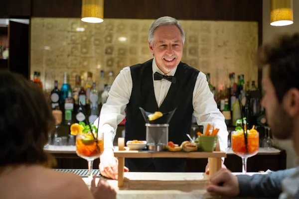 Bartender Serving Cocktails Couple Bar Counter — Stock Photo, Image