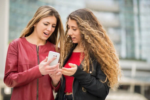 Улыбающиеся Женщины Пользующиеся Мобильным Телефоном Открытом Воздухе Городе — стоковое фото