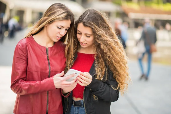 Улыбающиеся Женщины Пользующиеся Мобильным Телефоном Открытом Воздухе Городе — стоковое фото