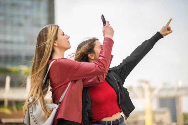 Amigos Usando Seu Smartphone Para Atirar Lugar Interessante — Fotografia de Stock
