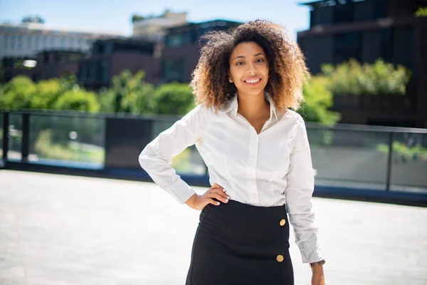 Porträt Einer Afrikanisch Amerikanischen Geschäftsfrau Einem Geschäftlichen Umfeld — Stockfoto