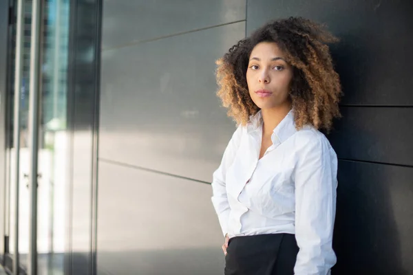 Porträt Einer Afrikanisch Amerikanischen Geschäftsfrau Einem Geschäftlichen Umfeld — Stockfoto