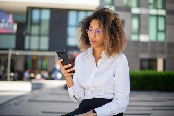 Porträtt Afrikansk Amerikansk Affärskvinna Som Använder Sin Mobiltelefon Företagsmiljö — Stockfoto
