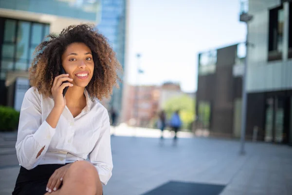 Afro Americana Empresária Falando Telefone — Fotografia de Stock