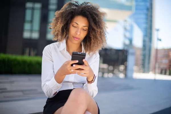 Porträtt Afrikansk Amerikansk Affärskvinna Som Använder Sin Mobiltelefon Företagsmiljö — Stockfoto