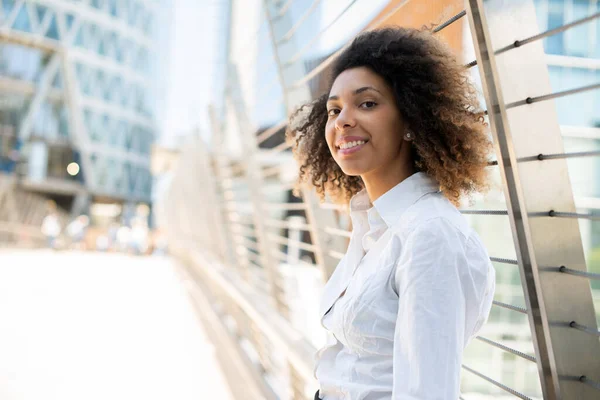 橋の上にアフリカ系アメリカ人の笑顔のビジネス女性の肖像画 — ストック写真