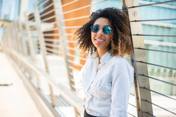 Porträt Einer Lächelnden Afrikanisch Amerikanischen Geschäftsfrau Auf Einer Brücke — Stockfoto