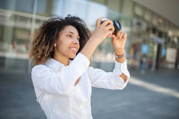 Afrikanische Amerikanerin Mit Digitalkamera — Stockfoto