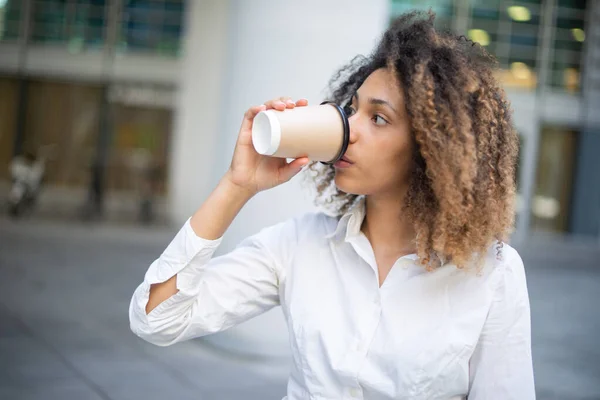 Retrato Una Mujer Negocios Afroamericana Tomando Café — Foto de Stock