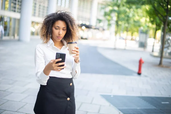 Porträtt Afrikansk Amerikansk Affärskvinna Som Använder Sin Mobiltelefon Affärsmiljö Medan — Stockfoto