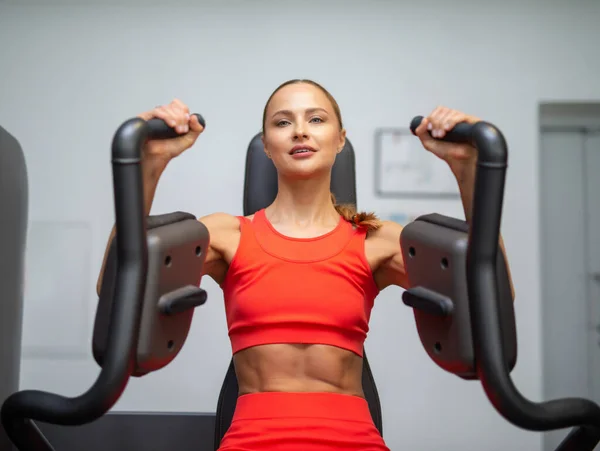 Vrouw Traint Haar Borst Een Fitnessruimte Vrouwelijke Bodybuilding Fitness Concept — Stockfoto