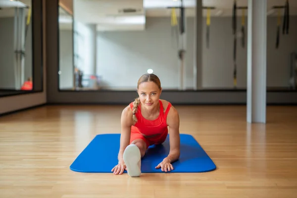 Femme Faisant Exercice Étirement Sur Sol Dans Une Salle Gym — Photo