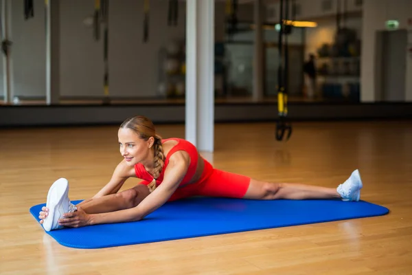 Kvinna Som Gör Stretching Övning Golvet Ett Gym — Stockfoto