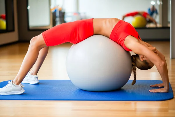 Женщина Использующая Мяч Тренировки Тренажерном Зале Фитнес Упражнения Концепции — стоковое фото