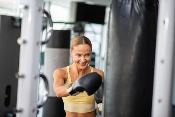 女人们在健身房练拳击袋 健身的概念 — 图库照片