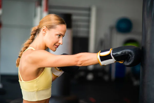 Spor Salonunda Kadın Kum Torbası Eğitimi Fitness Konsepti — Stok fotoğraf