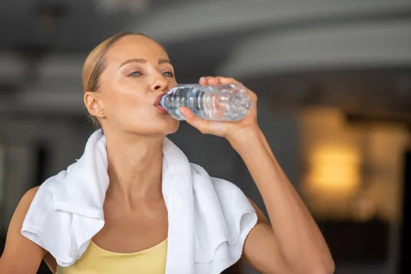 Porträt Einer Frau Die Nach Dem Training Fitnessstudio Wasser Trinkt — Stockfoto