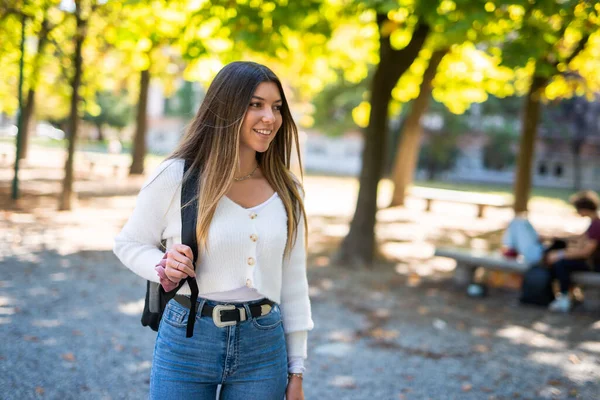 Lächelnde College Studentin Geht Einem Park Der Nähe Der Universität — Stockfoto