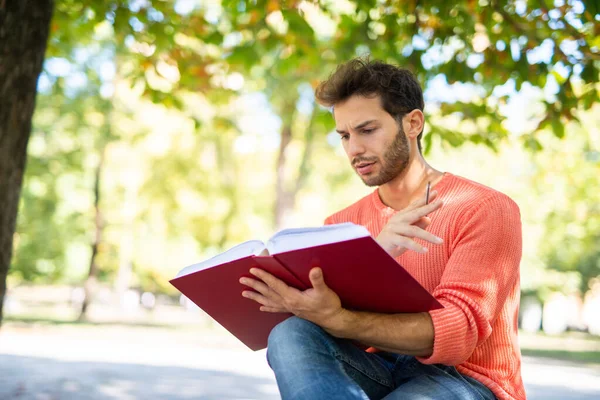 Muž Student Čtení Knihy Parku — Stock fotografie