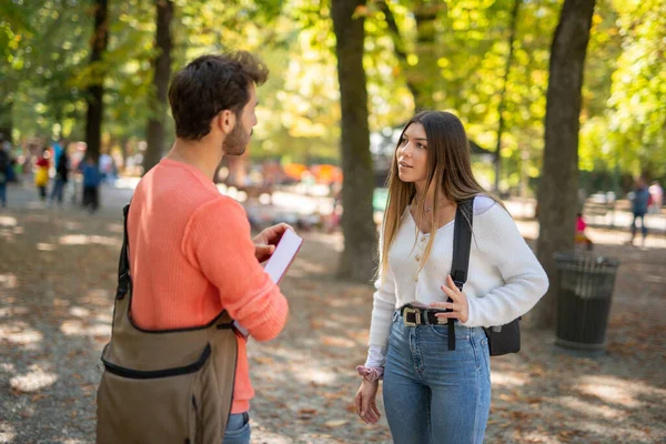 Üniversite Öğrencileri Üniversitelerinin Yakınındaki Bir Parkta Konuşuyorlar — Stok fotoğraf