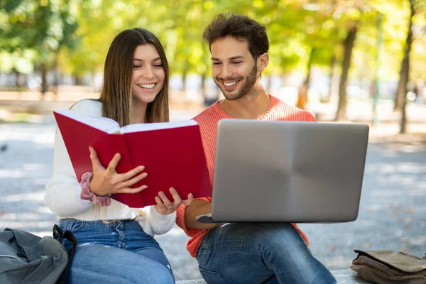 College Students Using Laptop Computer Park Young People Technology Concept — Stock Photo, Image